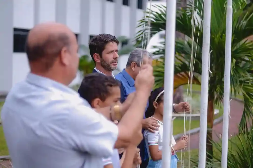 7 de setembro em União: Júnior Menezes conduz o hasteamento da bandeira