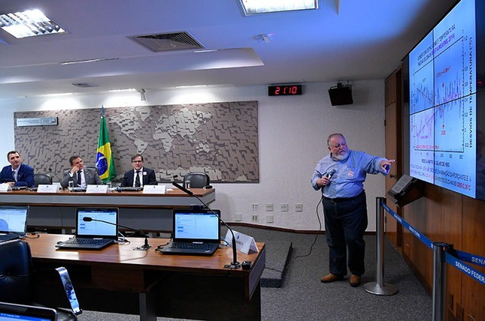 O meteorologista e professor da Universidade Federal de Alagoas Luiz Carlos Molion durante audiência pública no Senado em 2019