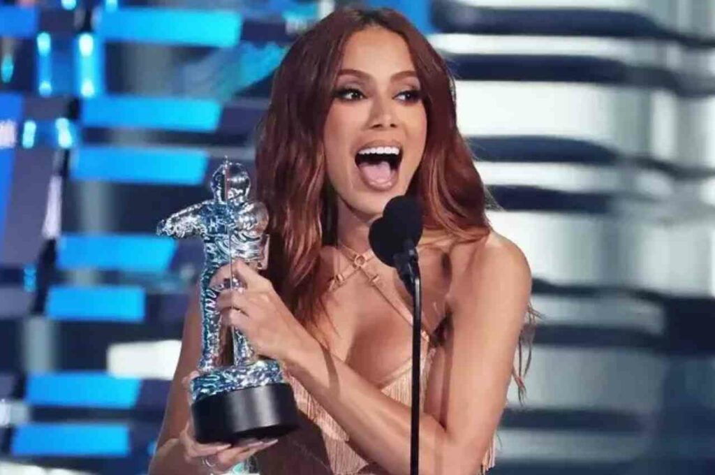 Anitta ganha o prêmio de ‘Melhor Clipe Latino’ no Video Music Awards
