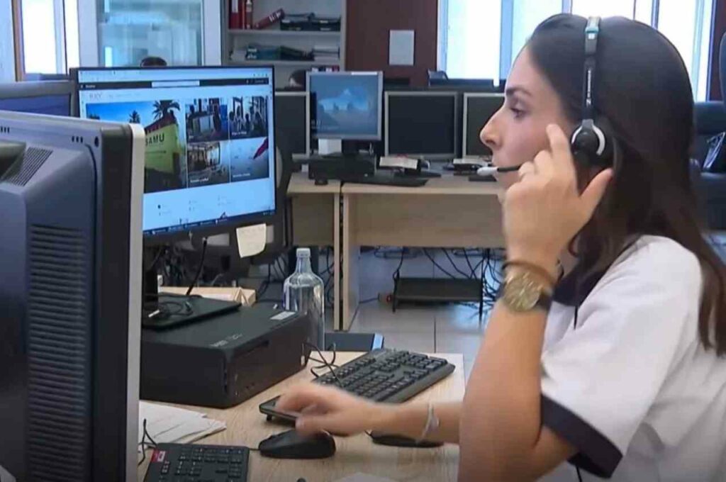 Menina de 4 anos surpreende ao ligar para emergência para ajudar mãe em ataque epilético