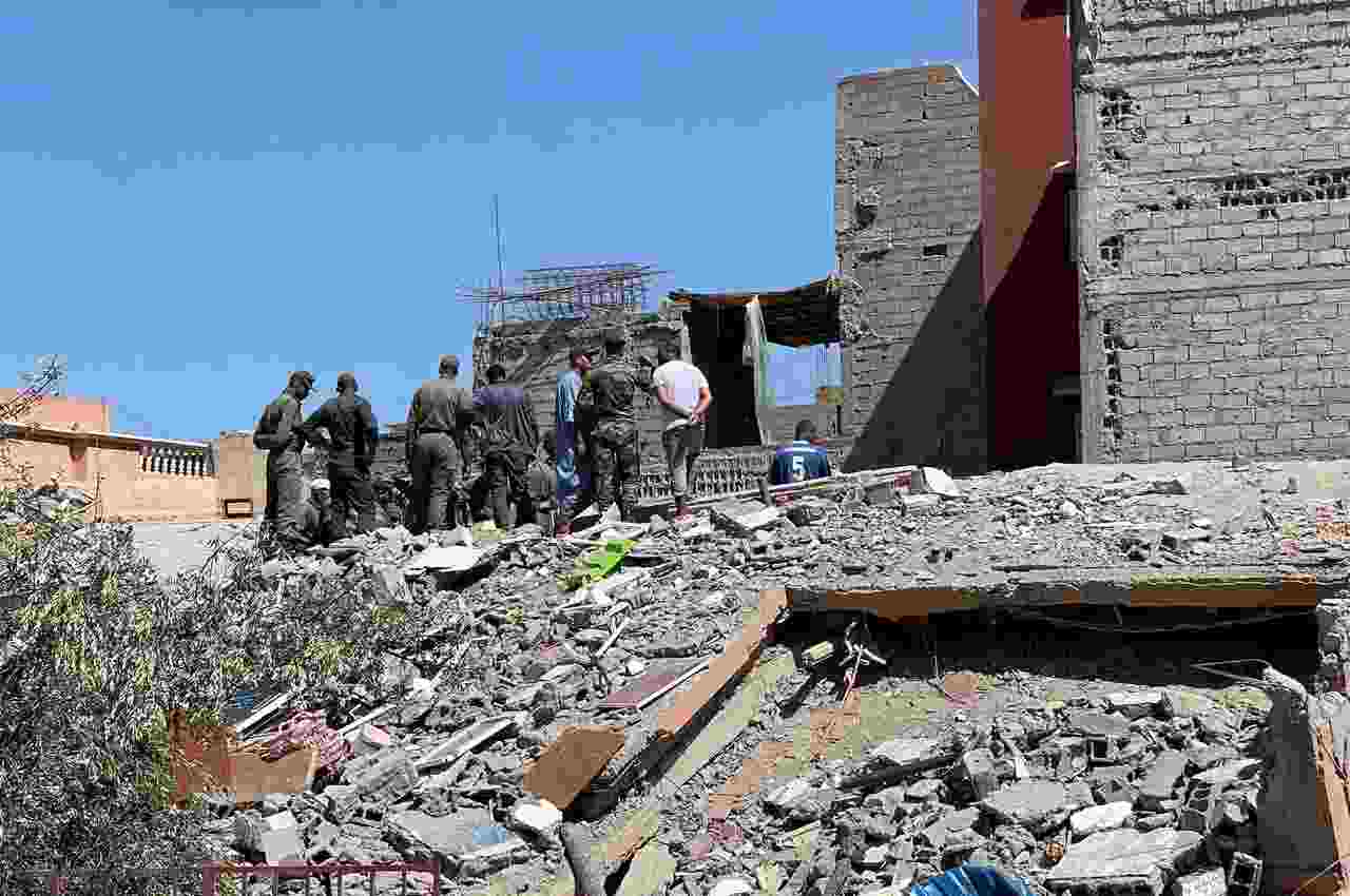 Grupos de busca sobre escombros de um prédio | © Ahmed El Jechtimi/ Reuters 