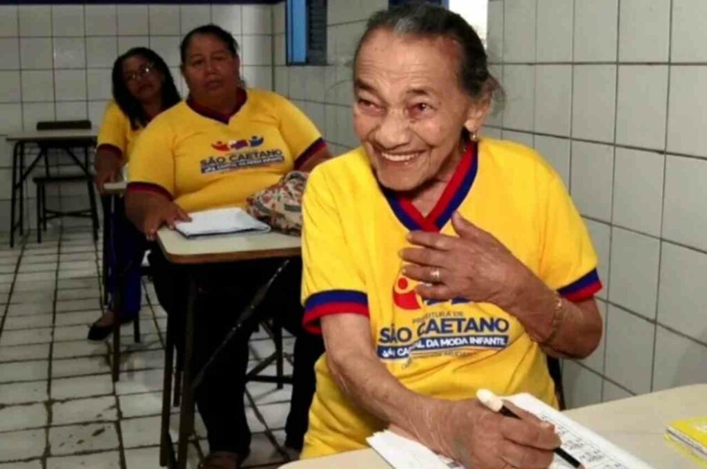 Maria Joaquina, de 100 anos, está no terceiro ano do Ensino Fundamental | @ Robson Santos/TV Asa Branca