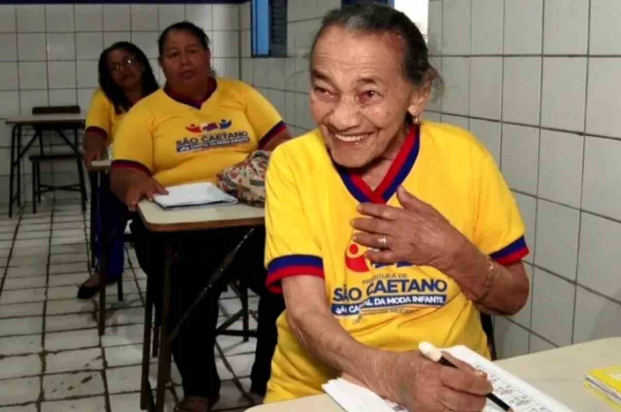 Maria Joaquina, de 100 anos, está no terceiro ano do Ensino Fundamental | @ Robson Santos/TV Asa Branca