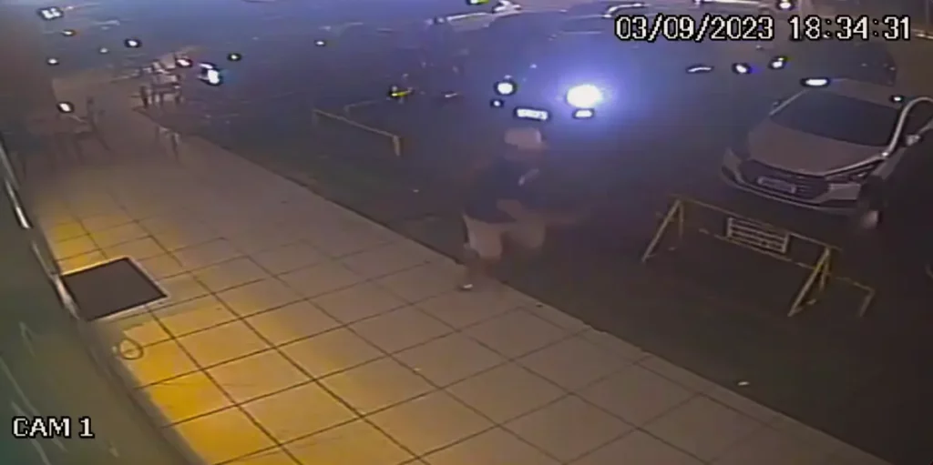 VÍDEO: Carro desgovernado invade loja na Ponta Verde, em Maceió e cliente escapa por pouco