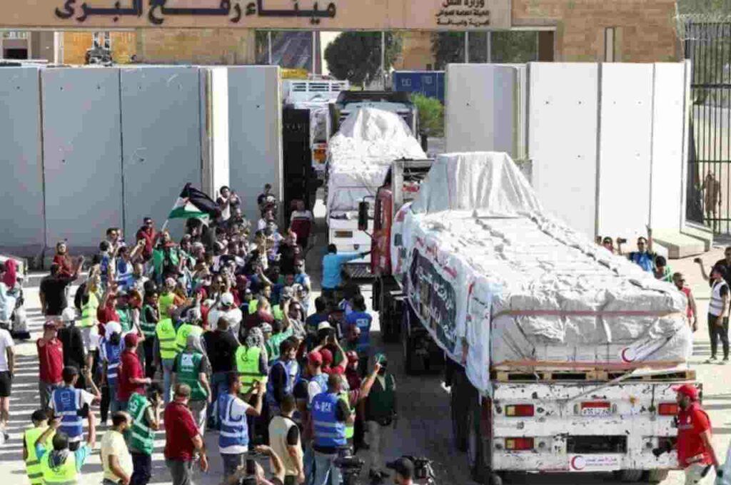 Primeiros caminhões com ajuda humanitária entram na Faixa de Gaza