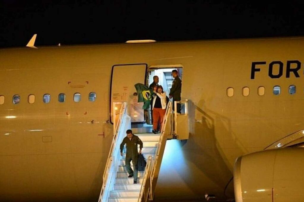 Primeiro avião com brasileiros de Israel chega a Brasília