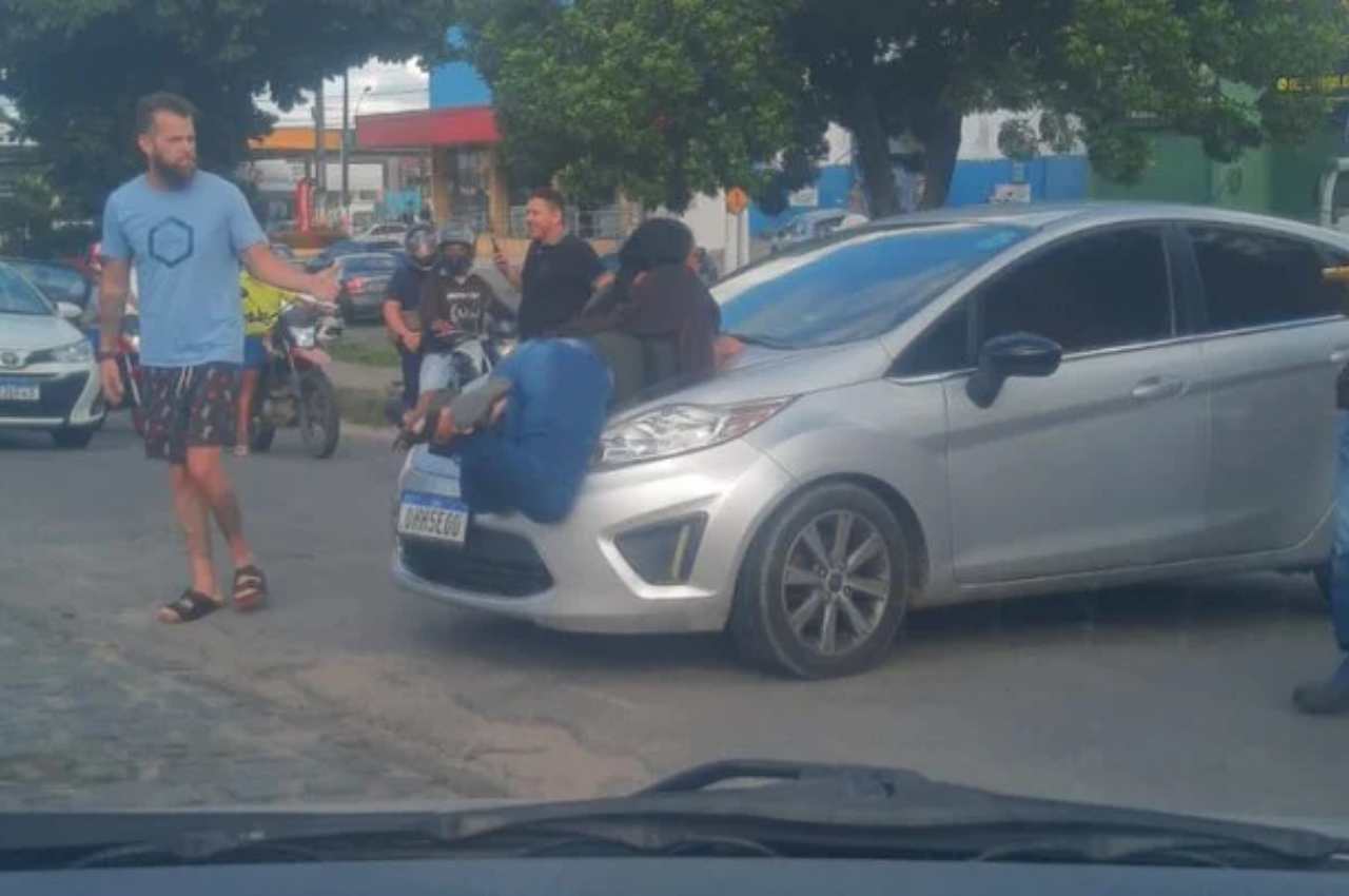 Mulher flagra marido com suposta amante e sobe no capô do carro em Maceió