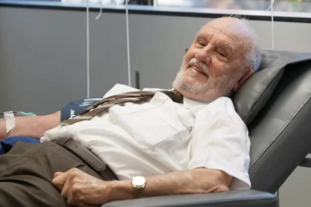 Britânico com tipo sanguíneo raro consegue salvar vida de mais de 2 milhões de bebês com transfusão