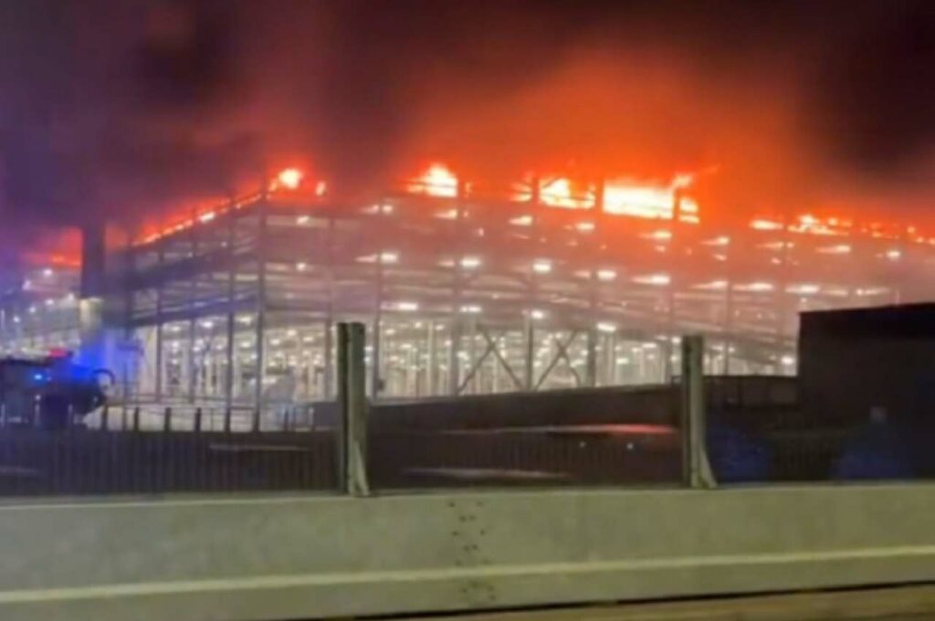 Incêndio atinge aeroporto de Londres e voos são suspensos por segurança