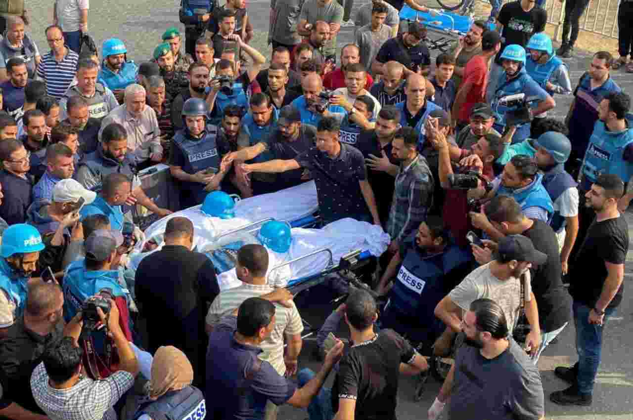 Jornalistas foram mortos enquanto cobiram a evacuação de um prédio ameaçado | © Arafat Barbakh/Reuters