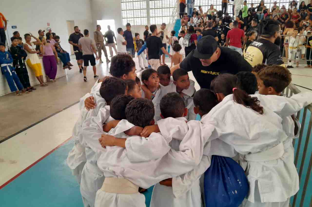 Professor Jairo com atletas da Organização Mirim | © Cortesia 