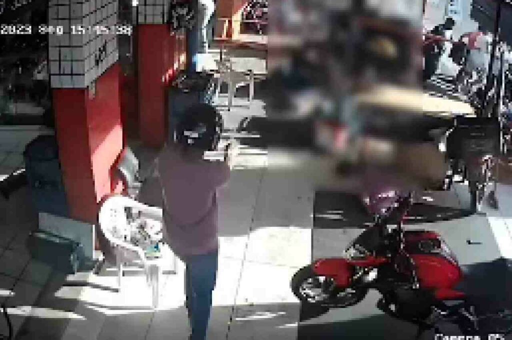 Jovem é morto a tiros enquanto aguardava manutenção de moto em Maceió