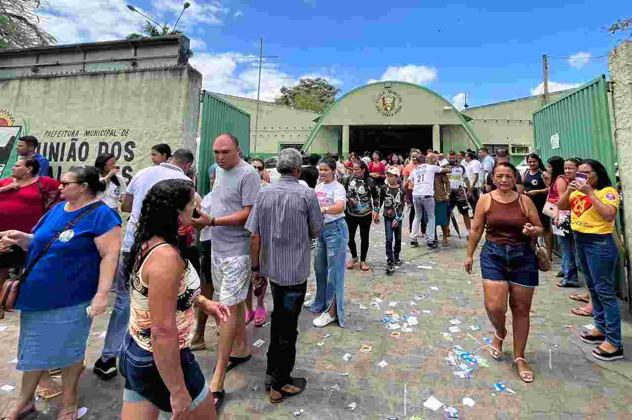 Santinhos de candidatos se espalham pelo chão da Escola Jairo Correia Viana | © Rayanne Rodrigues 