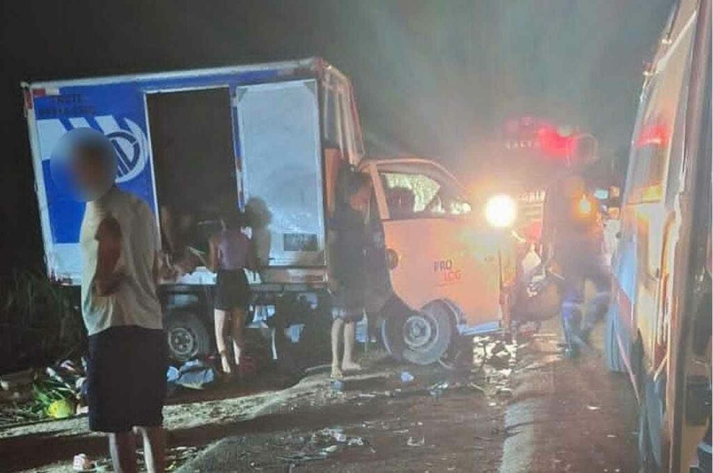 Uma pessoa morre e outras sete ficam feridas em colisão entre carro e caminhão