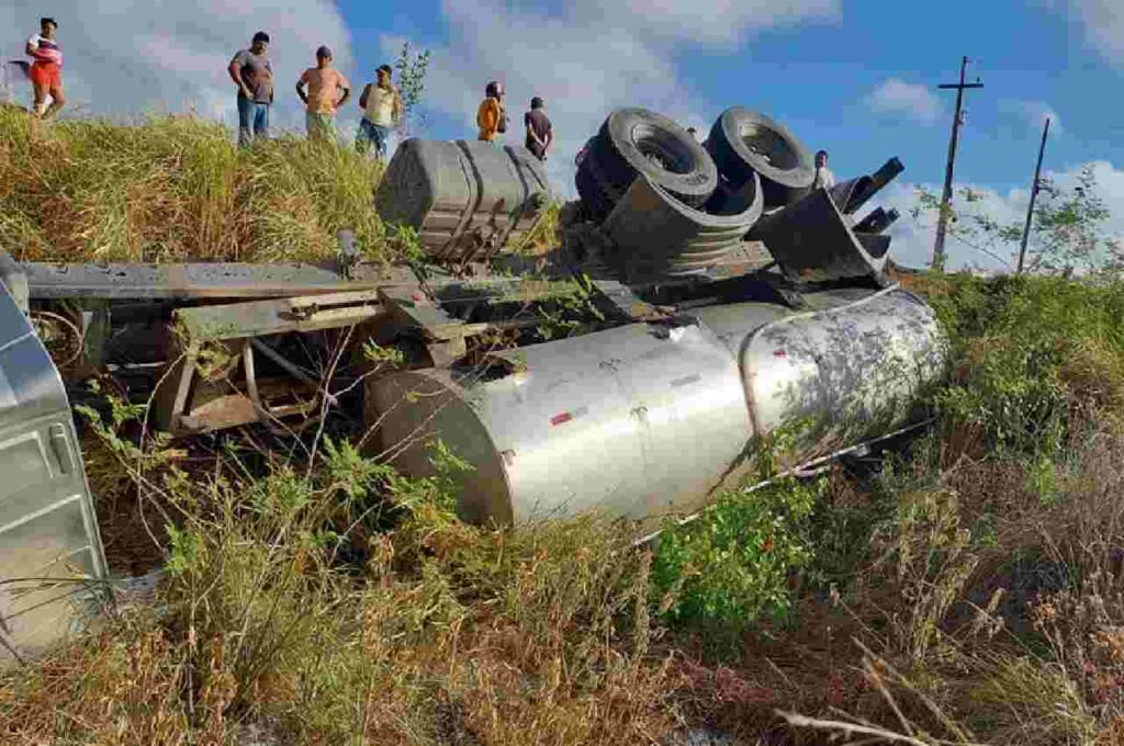 Motorista fica preso às ferragens após caminhão capotar no interior de Alagoas