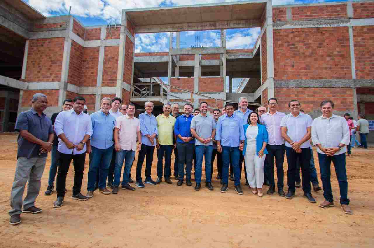 Governador Paulo Dantas visitou o local onde será construído o hospital | © Reprodução 