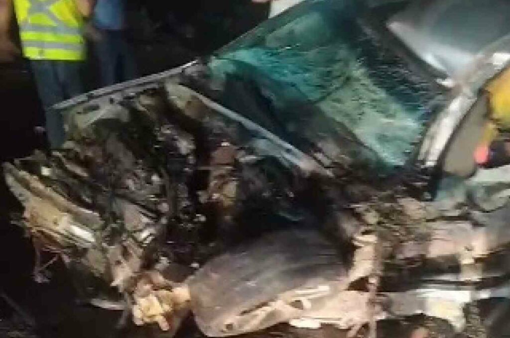 Motorista fica preso às ferragens após bater carro em caminhão de cana-de-açúcar carregado