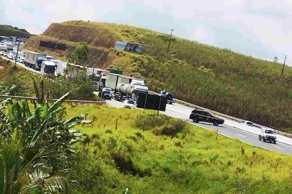 Protesto indígena contra marco temporal bloqueia BR-101 em Joaquim Gome
