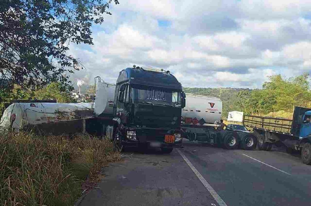 Caminhão com óleo diesel tomba e interdita BR-101 em Teotônio Vilela