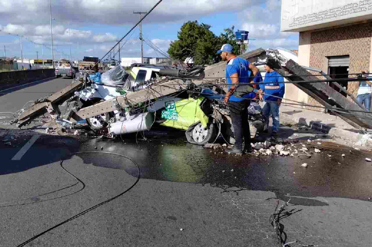 O motorista perdeu o controle do carro e colidiu contra um poste | © Rogério Nascimento