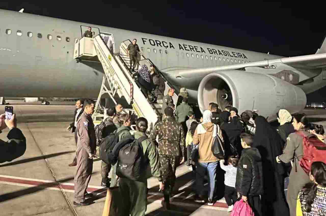 Avião da FAB chega ao Brasil com 48 pessoas retiradas de Gaza | © Ministério das Relações Exteriores 