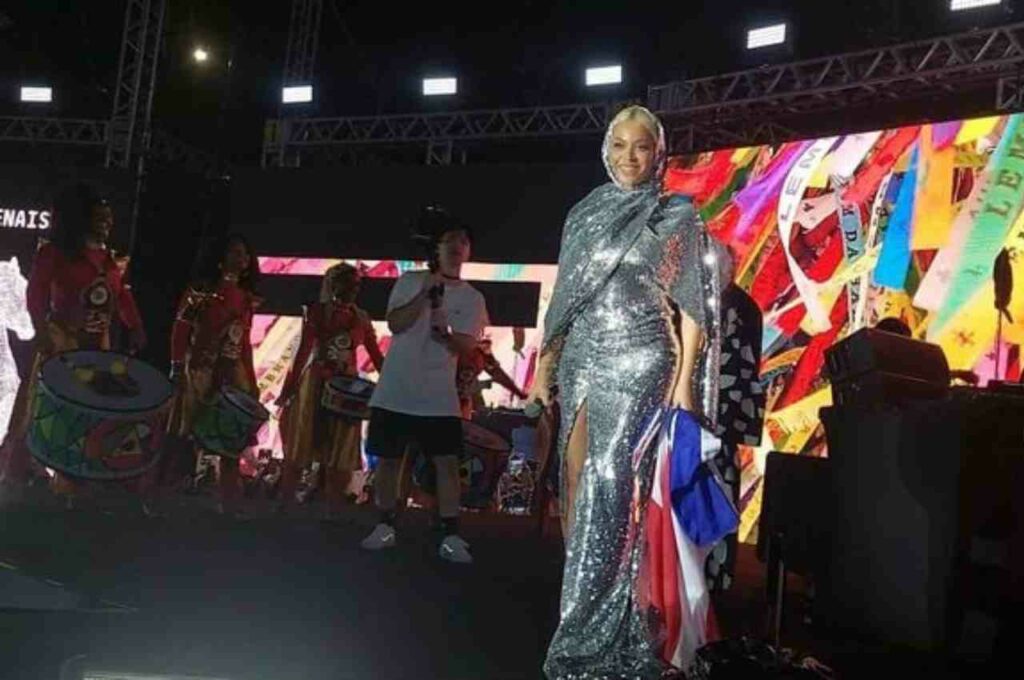 Beyoncé aparece de surpresa para fãs em festa de lançamento de seu filme em Salvador
