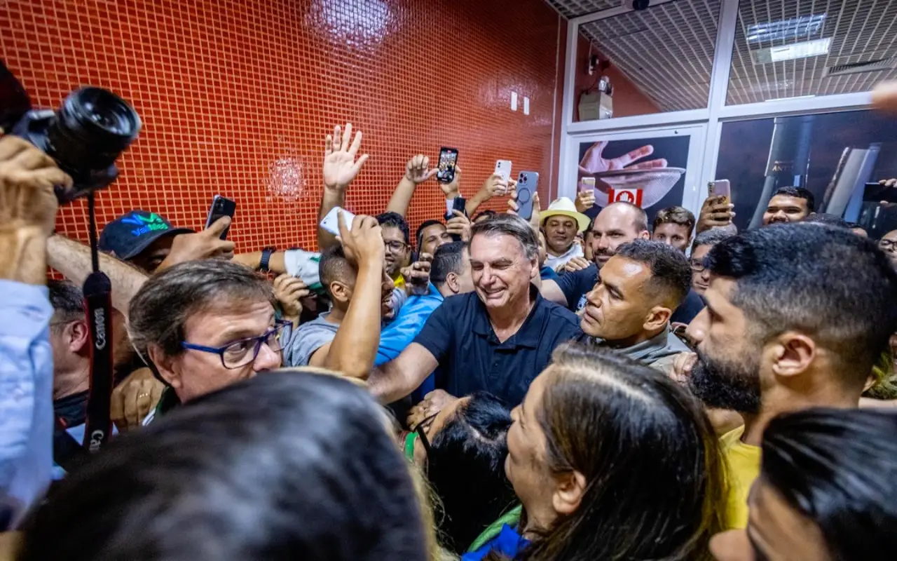Bolsonaro cercado por apoiadores em Maceió - @Reprodução