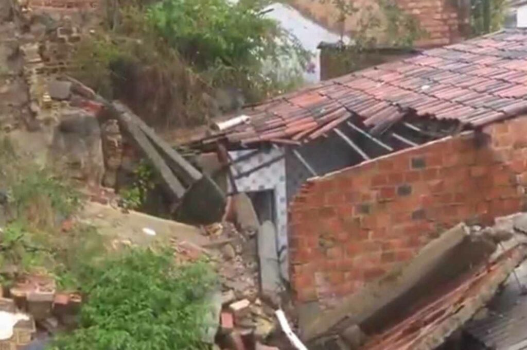 Barreira desaba e atinge residência em Maceió; nenhum ferido registrado