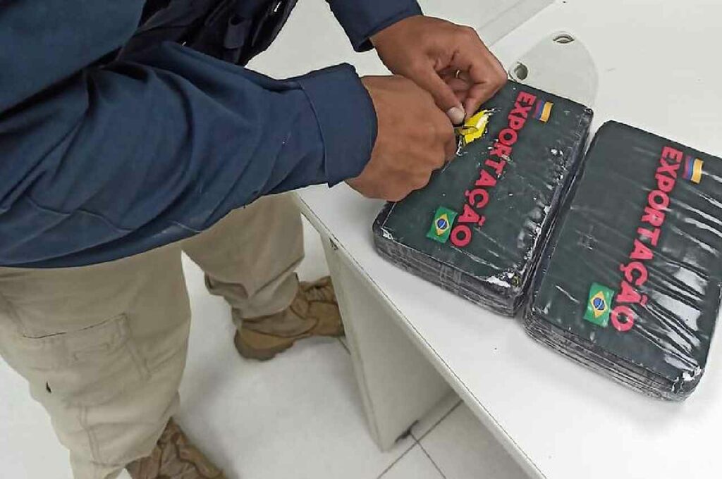 Suspeitos descartam mais de 2kg de cocaína durante perseguição da PRF em Pilar