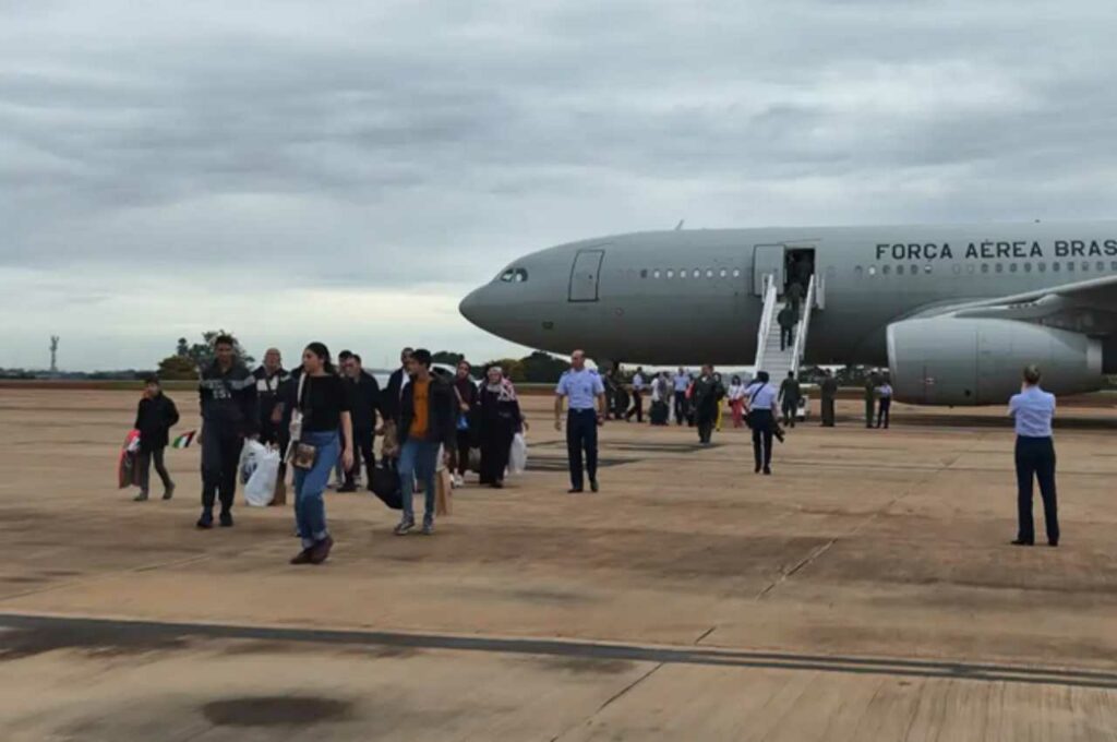 Terceiro grupo de brasileiros e parentes resgatados da Faixa de Gaza chegam ao Brasil