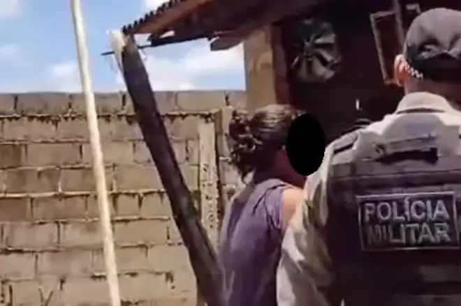 Mãe em surto psiquiatrico faz filho de 5 anos refém com faca no pescoço