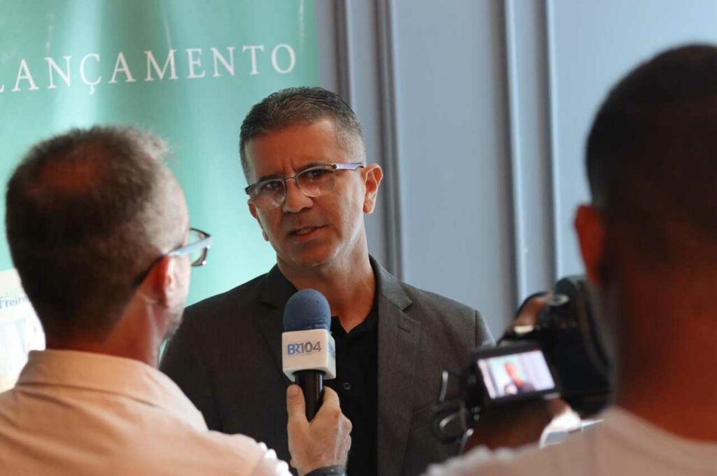 Dr. Alayn Freire lança livro sobre a teleconsulta veterinária