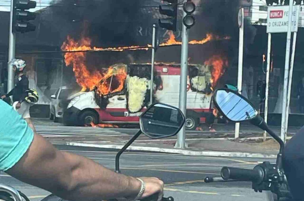 Ambulância do Samu explode e assusta moradores na Avenida Fernandes Lima
