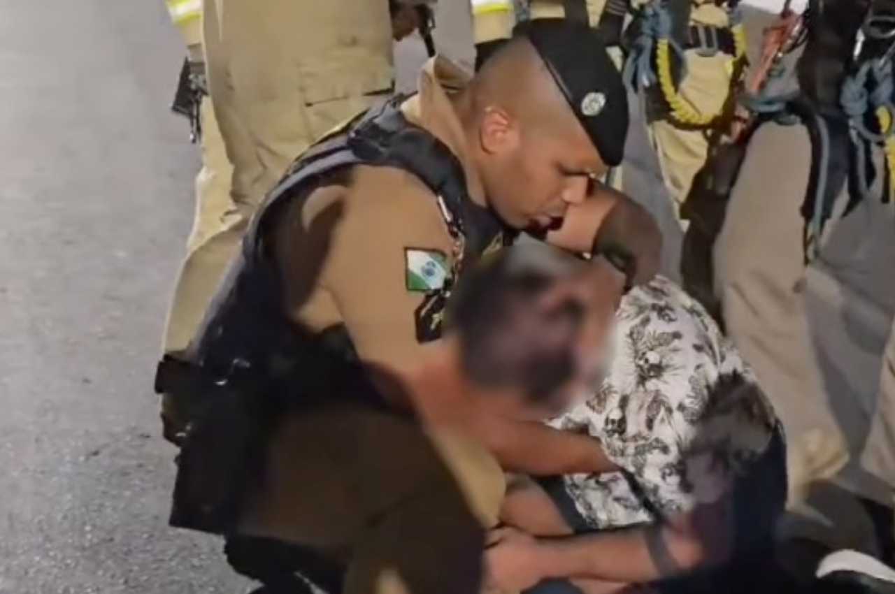 Policial militar Eduardo dos Santos ora por homem que tentou tirar a própria vida | © Reprodução/Redes Sociais