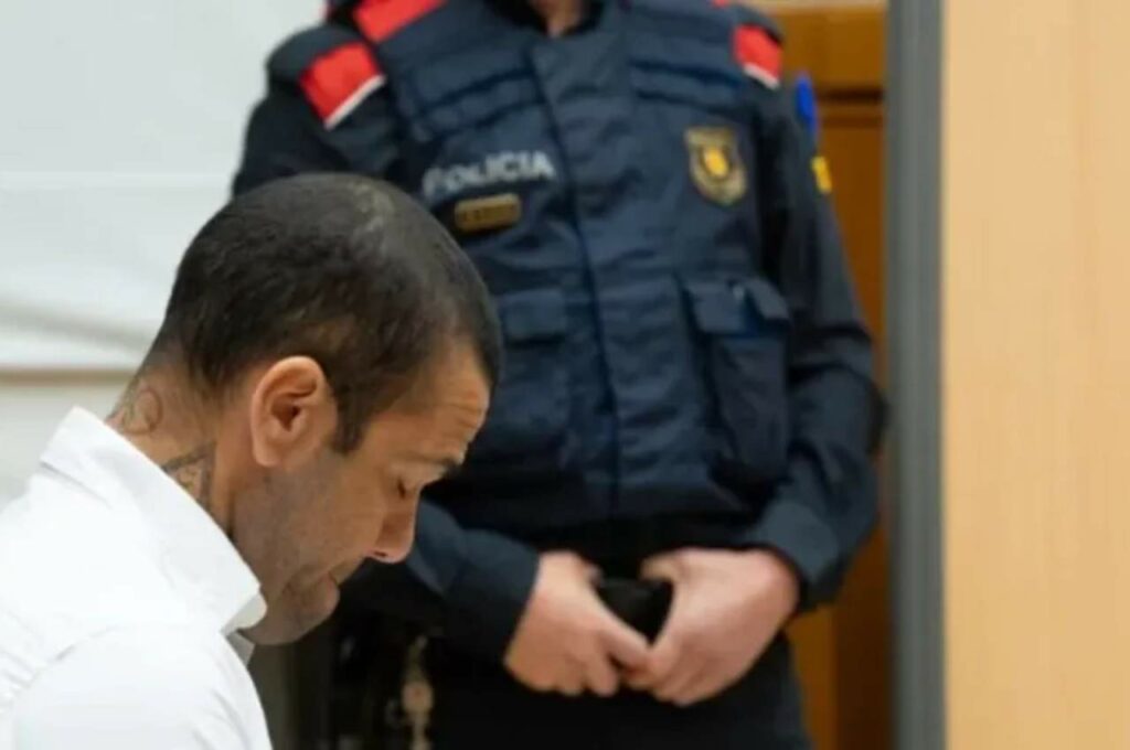 Justiça espanhola concede liberdade provisória a Daniel Alves sob fiança de R$ 5,4 milhões