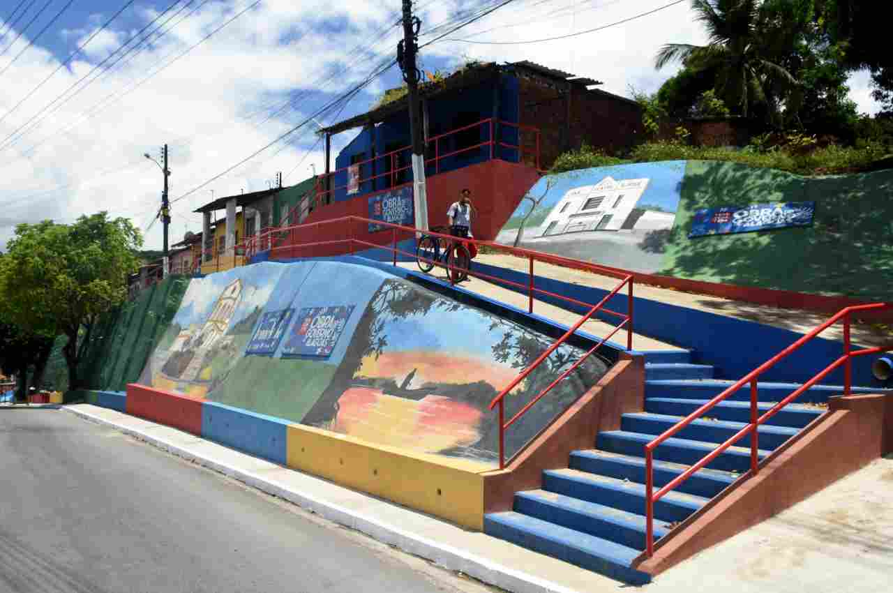 Entre os benefícios que a comunidade recebeu, estão os de escadarias, corrimão, canaletas, passeios, bancos e pinturas | @ Neno Canuto