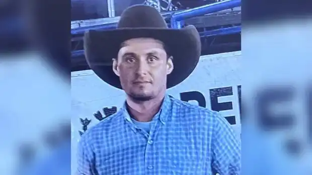 Homem morre eletrocutado usando celular conectado à tomada