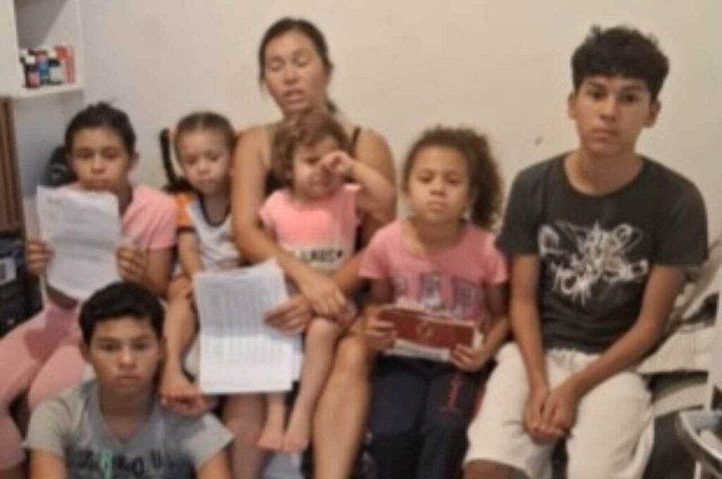 Vilma Gama Bié e seus seis filhos | @ Reprodução/Instagram