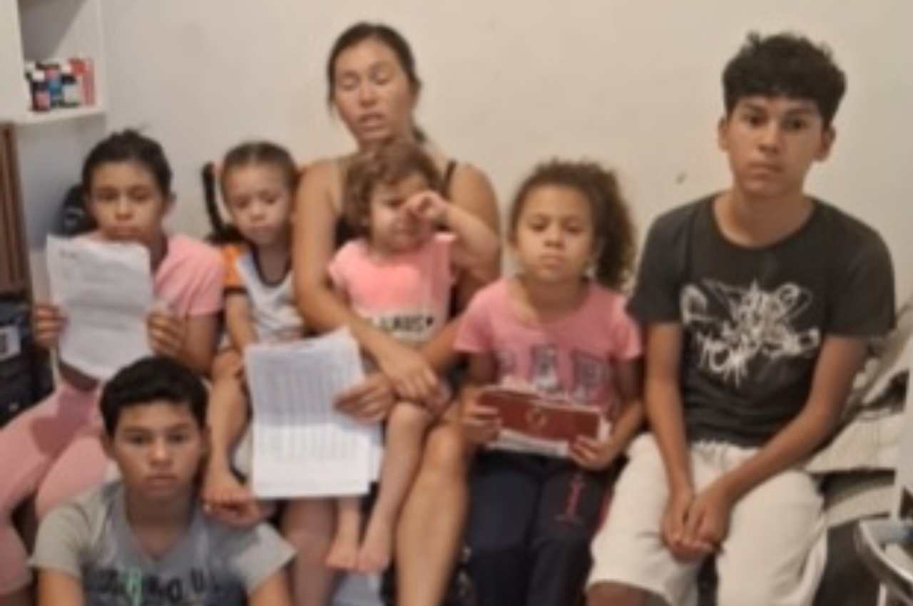 Vilma Gama Bié e seus seis filhos | @ Reprodução/Instagram