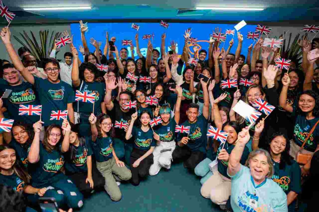 Paulo Dantas entrega kits para viagem dos 50 estudantes do Daqui Pra o Mundo