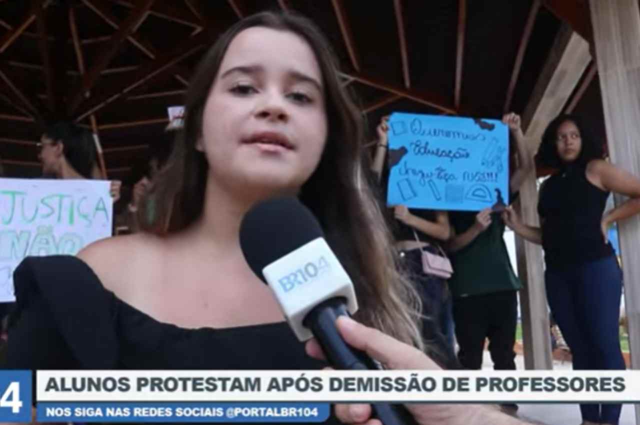 Estudantes protestam após a demissão de sete professores | @ Reprodução
