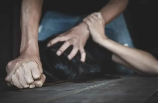 Homem coloca vinagre e pimenta na genitália da esposa após suspeitar de traição