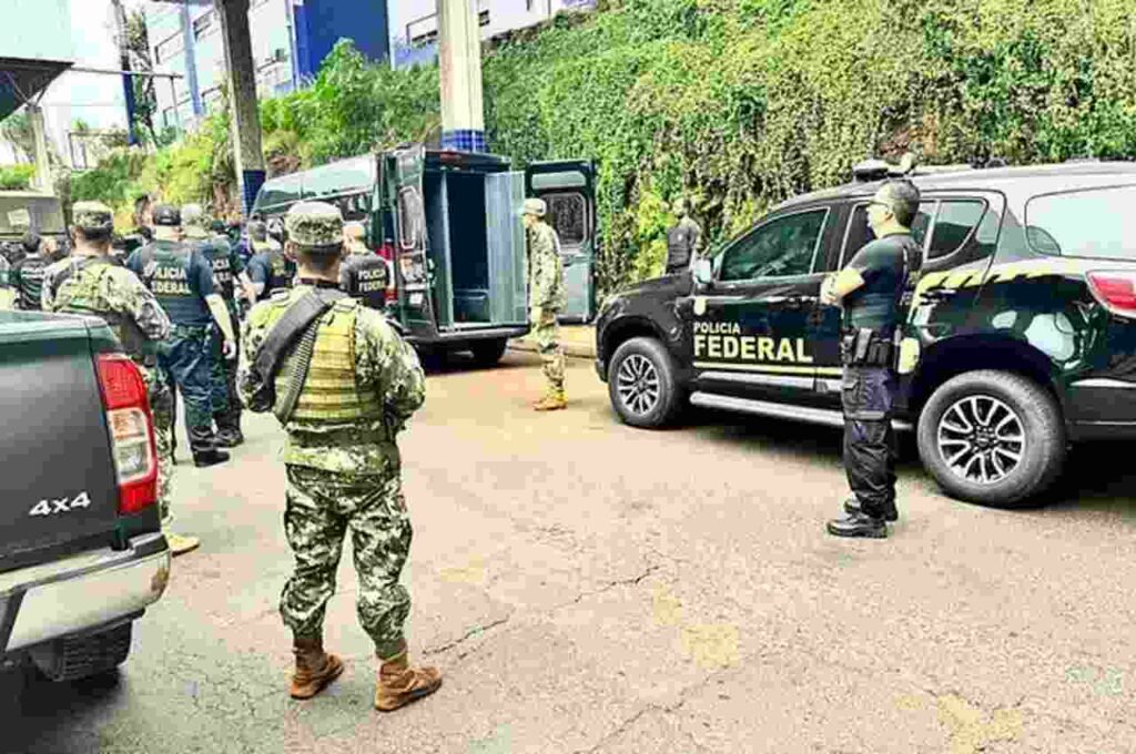Paraguai entrega 25 brasileiros detidos para a Polícia Federal