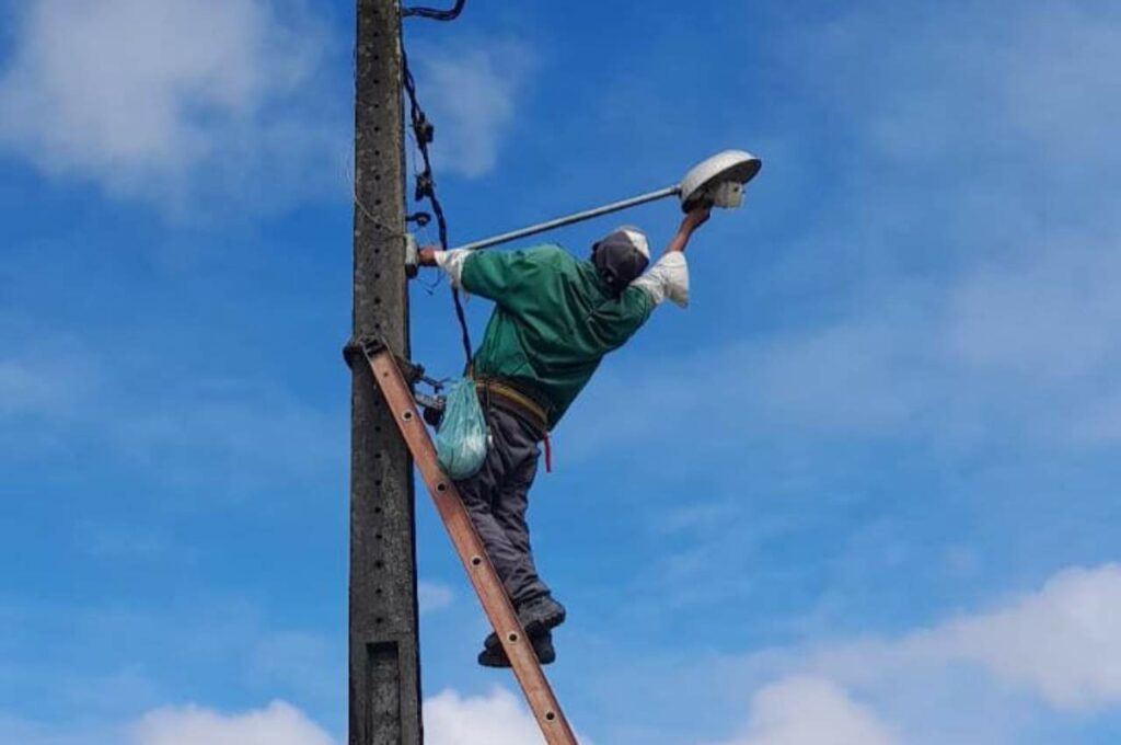 Branquinha realiza serviços de iluminação, aração de terras e melhorias nas estradas