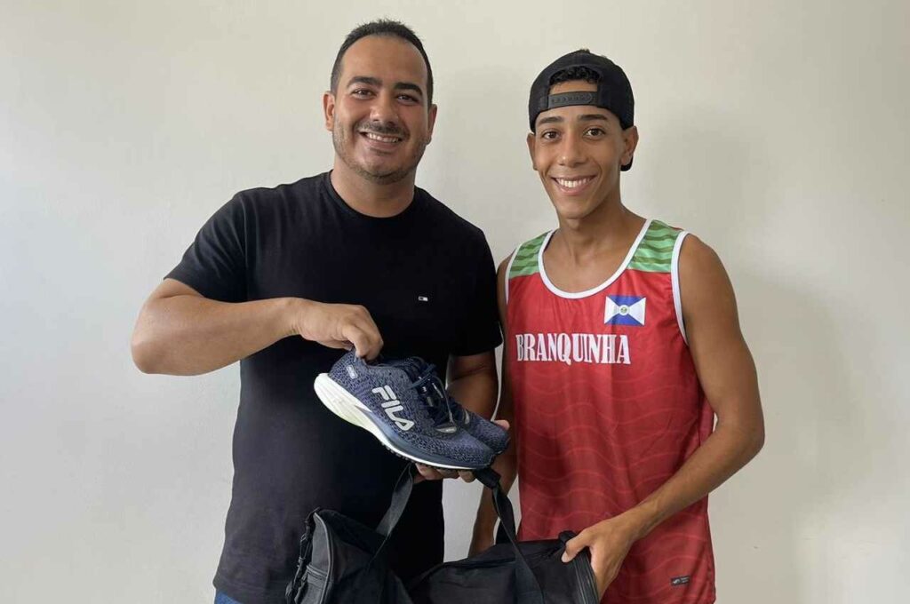 Prefeitura de Branquinha oferta Bolsa Atleta a jovem corredor
