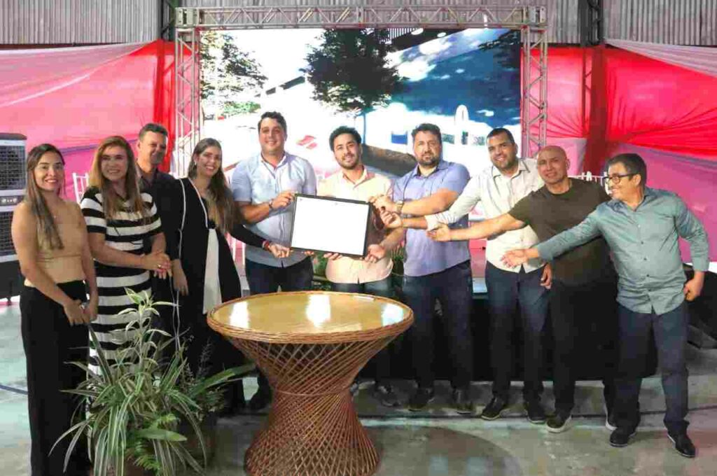 Arthur Freitas assina ordem de serviço para reforma de escola