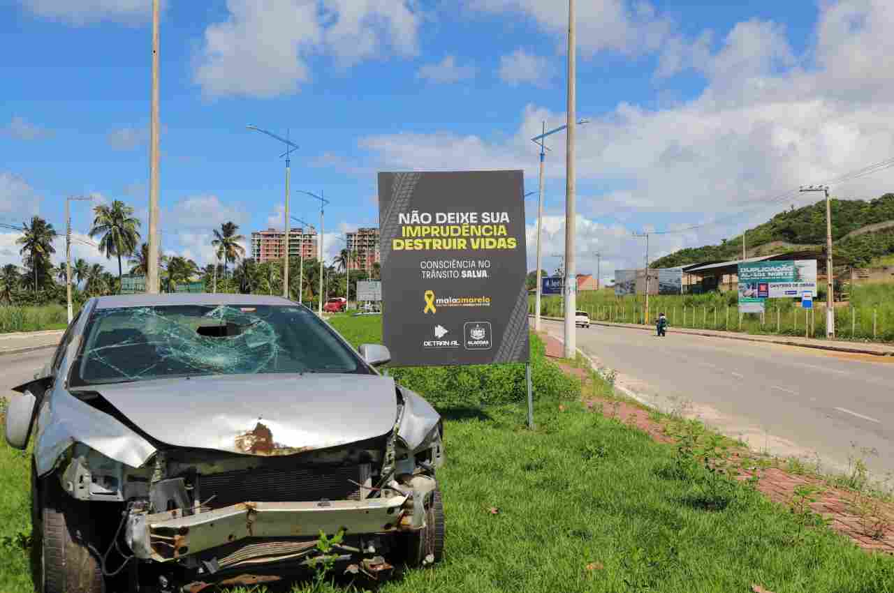 Automóvel envolvido em sinistro alerta para para boas práticas no trânsito | @ Ascom Detran