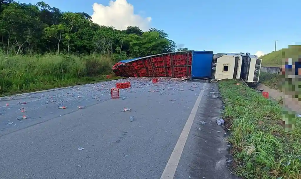 Acidente com carreta interdita BR-101 em São Miguel dos Campos