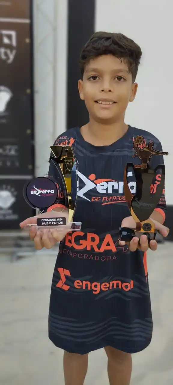 Kaio segurando o troféu- @Reprodução