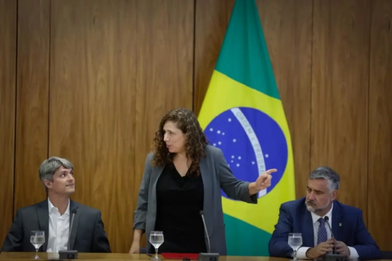 Ministra falando sobre o adiamento do Enem dos Concursos - @igoestrela